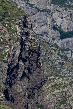 Georgia Dağları 'ndaki engebeli kayalık surat.