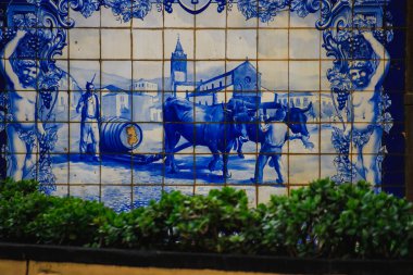 Mavi ve Beyaz Azulejo Döşeme Paneli Boğalarla, Kasabayla ve Süslü Frieze Sanatlarıyla