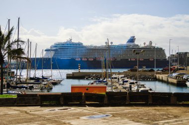 Lüks gemi Funchal Limanı, Madeira 'ya yanaştı.