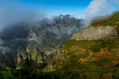 Madeira 'daki Dramatik Dağ Vadisi ve Köyü