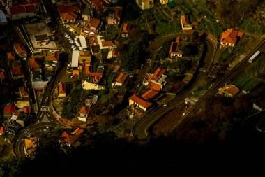 Madeira Dağları 'ndaki Virajlı Yollar ve Kırmızı Çatılı Evlerin Hava Görüntüsü