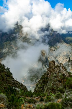 Madeira 'daki Dramatik Dağ Vadisi ve Köyü