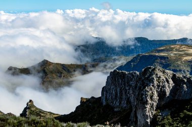 Bulutların üzerindeki Dağ Vadisi, Madeira Adası
