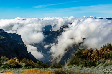 Bulutların üzerindeki Dağ Vadisi, Madeira Adası