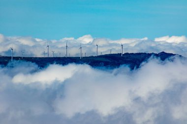 Bulut Denizi üzerindeki Rüzgar Türbinleri, Madeira