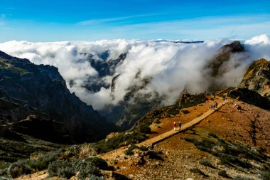Bulutların üzerindeki Dağ Vadisi, Madeira Adası