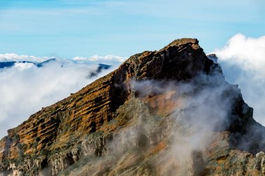 Madeira Adası 'ndaki Puslu Dağ Tepeleri