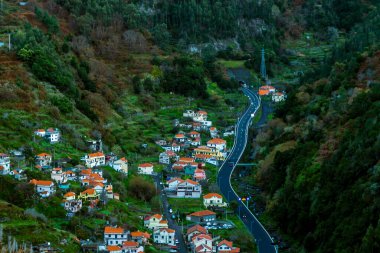 Madeira 'daki Dramatik Dağ Vadisi ve Köyü