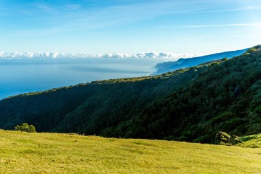 Madeira Adası 'nın yukarısında güneşli yeşil dağ sırtları