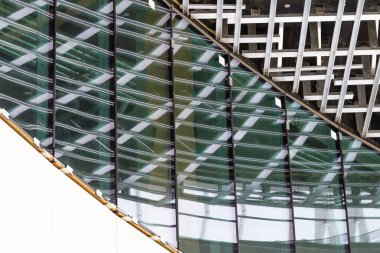 Modern Mimaride Cam Yüzlü Sanayi Cam ve Metal Tavan Yapısı İç Tasarım Açısı.