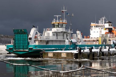 Kargo ve feribot gemileri kış boyunca Klaipeda Limanı 'na demirledi.