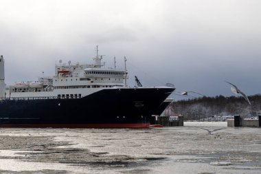 Kargo ve feribot gemileri kış boyunca Klaipeda Limanı 'na demirledi.