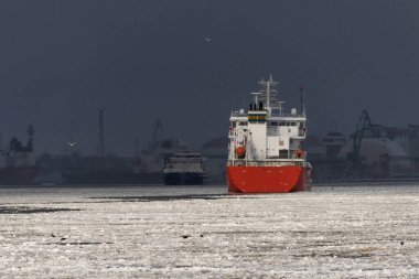 Litvanya, Klaipeda Limanı 'nın Buz Gibi Sularında Kargo Gemisi