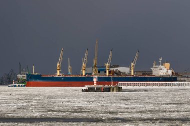 Kargo ve feribot gemileri kış boyunca Klaipeda Limanı 'na demirledi.