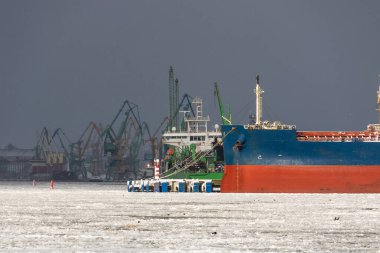 Kargo ve feribot gemileri kış boyunca Klaipeda Limanı 'na demirledi.