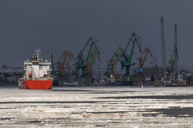 Litvanya, Klaipeda Limanı 'nın Buz Gibi Sularında Kargo Gemisi