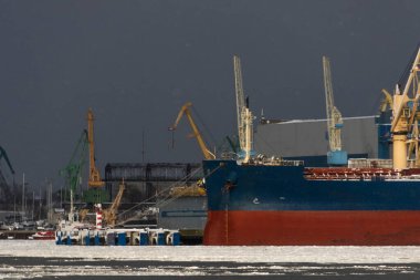 Kargo ve feribot gemileri kış boyunca Klaipeda Limanı 'na demirledi.