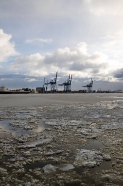 Konteynır Turnalarıyla Klaipeda Limanı Kış Manzarası