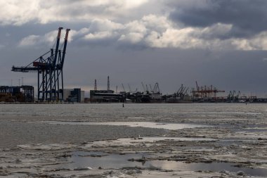 Konteynır Turnalarıyla Klaipeda Limanı Kış Manzarası