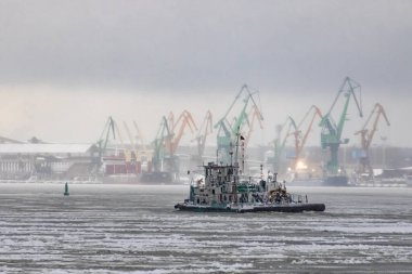 Litvanya, Klaipeda Limanı 'nın Icy Waters' ındaki servis teknesi