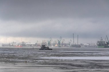 Litvanya, Klaipeda Limanı 'nın Icy Waters' ındaki servis teknesi
