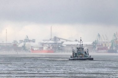 Litvanya, Klaipeda Limanı 'nın Icy Waters' ındaki servis teknesi