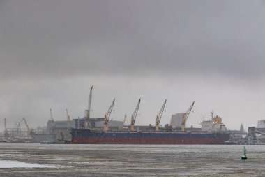 Kargo ve feribot gemileri kış boyunca Klaipeda Limanı 'na demirledi.