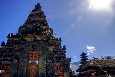 Ulun Danu Tapınağı, Bali 'nin pagoda ve çatıları