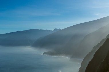 Güneşin doğuşunda Madeira 'nın Puslu Kıyı Kayalıkları