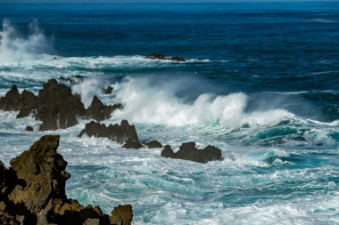 Madeira Adası 'nın engebeli Atlantik kıyıları