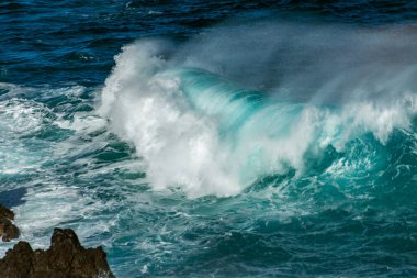 Majestic Okyanus Dalgası Madeira 'da Kayalara Çarpıyor