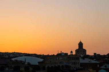 Dusk, Tiflis, Georgia 'daki Kutsal Üçlü Katedrali.
