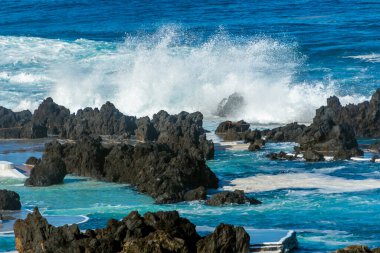 Majestic Okyanus Dalgası Madeira 'da Kayalara Çarpıyor