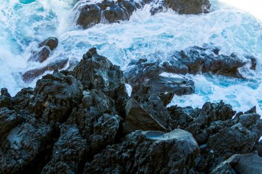 Majestic Okyanus Dalgası Madeira 'da Kayalara Çarpıyor