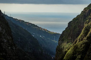 Madeira Adasının Güneş Işığı Dağ Sırtları
