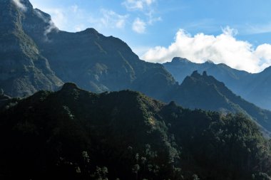 Madeira Adasının Güneş Işığı Dağ Sırtları