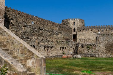 Ortaçağ Kale Duvarı Açık Gün 'de Kule, Merdiven ve Geçit Tarihi Taş Mimarisi.