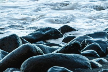 Kara Volkanik Madeira 'nın Rocky Sahili' nde Güçlü Atlantik Dalgaları