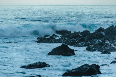 Kara Volkanik Madeira 'nın Rocky Sahili' nde Güçlü Atlantik Dalgaları