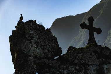 Madeira Denizi kıyısındaki Volkanik Kaya 'daki Şapel ve Haç