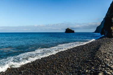 Madeira 'da Dramatik Kıyı Kayalıkları ve Sakin Atlantik Suları