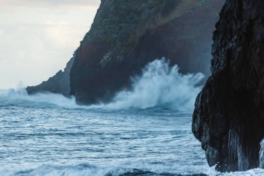 Güçlü Atlantik Dalgaları Madeira kayalıklarına çarpıyor