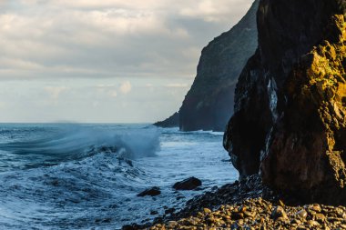 Güçlü Atlantik Dalgaları Madeira kayalıklarına çarpıyor