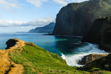 Madeira Adası 'nın dramatik uçurumları ve Atlantik Okyanusu kıyıları