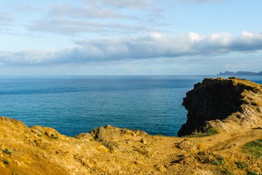 Madeira Adası 'nın dramatik uçurumları ve Atlantik Okyanusu kıyıları