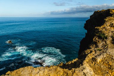 Madeira Adası 'nın dramatik uçurumları ve Atlantik Okyanusu kıyıları