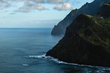 Madeira Adası 'nın dramatik uçurumları ve Atlantik Okyanusu kıyıları