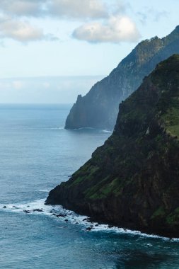 Madeira Adası 'nın dramatik uçurumları ve Atlantik Okyanusu kıyıları