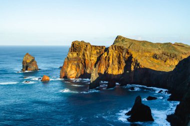 Madeira Adası 'nın dramatik uçurumları ve Atlantik Okyanusu kıyıları