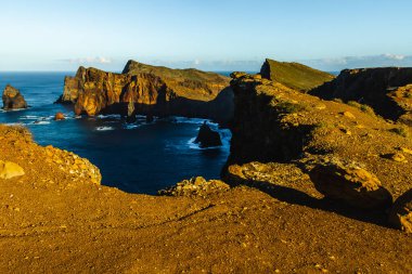 Madeira Adası 'nın dramatik uçurumları ve Atlantik Okyanusu kıyıları
